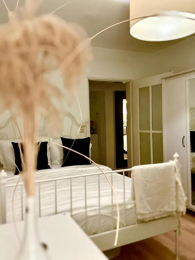 Wohnen Am Main - Kaffe-Flat, 2 Schlafzimmer, Bis 4 Personen ヴュルツブルク 0*,  ドイツ