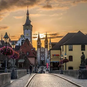 Alte Mainbruecke - Gratis Kaffee - Netflix - Balkon Wurzburg